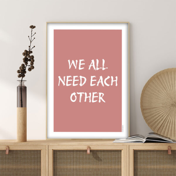 viser citatplakaten med citatet "We all need each other" på coral baggrund fra www.plakatcompagniet.dk