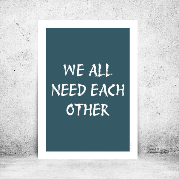 viser citatplakaten med citatet "We all need each other" på blågrøn baggrund fra www.plakatcompagniet.dk