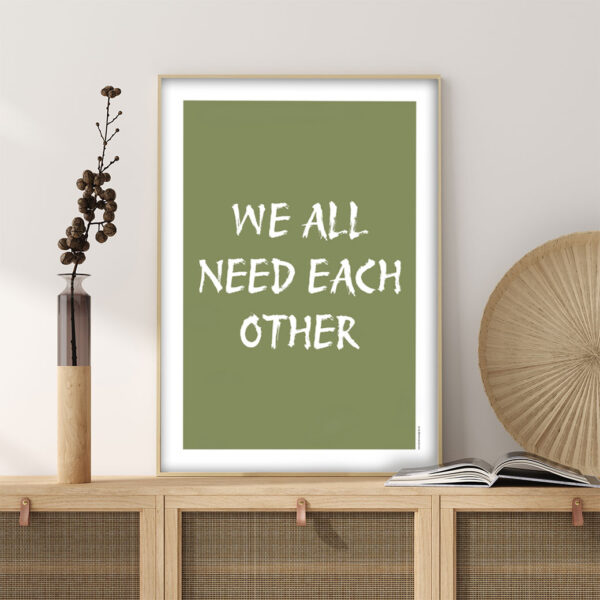 viser citatplakaten med citatet "We all need each other" på grøn baggrund fra www.plakatcompagniet.dk