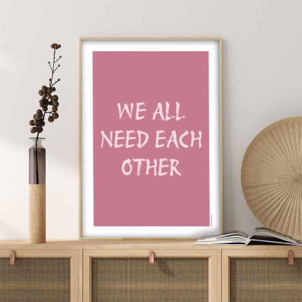 viser citatplakaten med citatet "We all need each other" på lyserød baggrund fra www.plakatcompagniet.dk