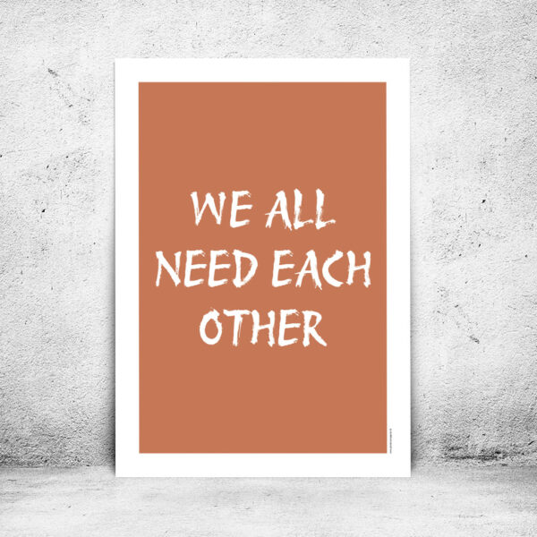 viser citatplakaten med citatet "We all need each other" på orange baggrund fra www.plakatcompagniet.dk