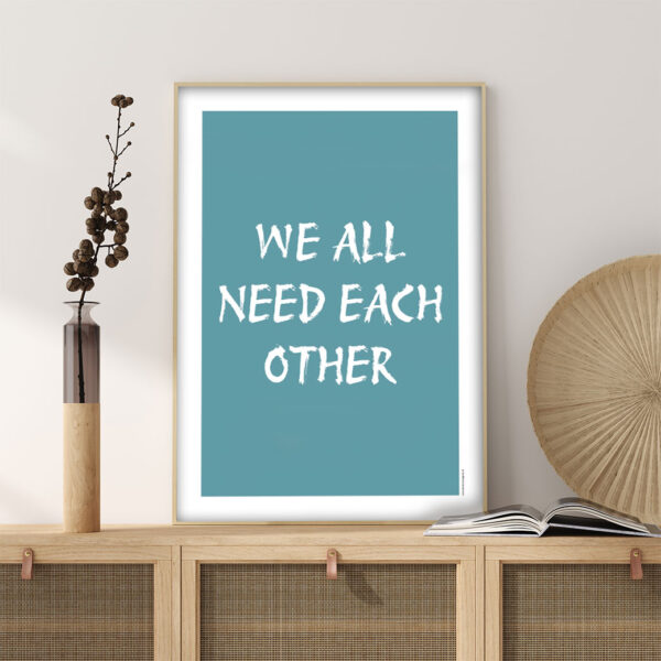 viser citatplakaten med citatet "We all need each other" på turkis baggrund fra www.plakatcompagniet.dk