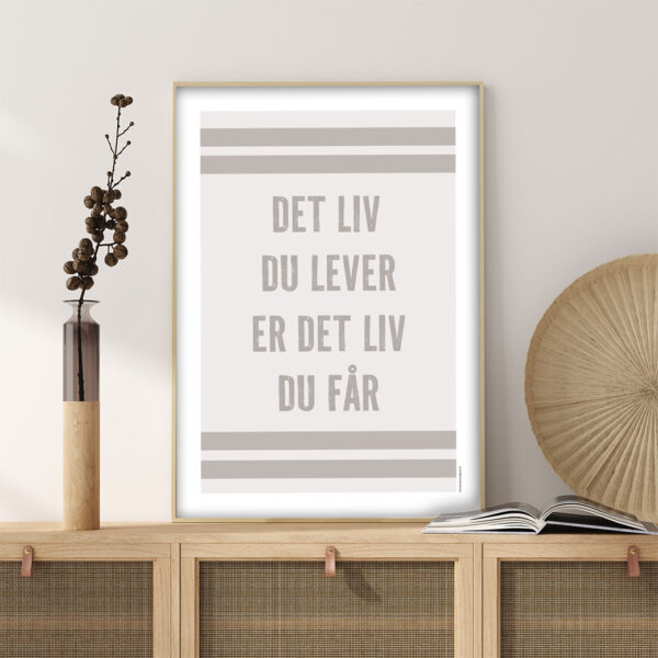 viser citatplakaten med citatet "Det liv du lever er det liv du får" på beige baggrund fra www.plakatcompagniet.dk