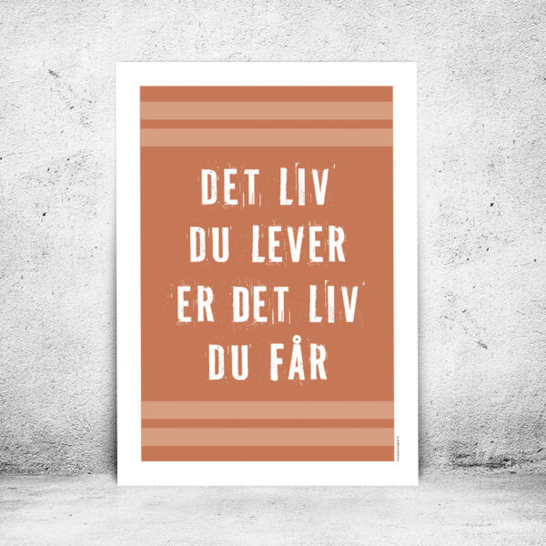 viser citatplakaten med citatet "Det liv du lever er det liv du får" på orange baggrund fra www.plakatcompagniet.dk