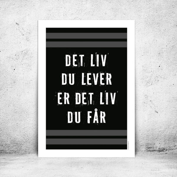 viser citatplakaten med citatet "Det liv du lever er det liv du får" på sort baggrund fra www.plakatcompagniet.dk