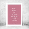 viser citatplakaten med citatet "Beauty begins the moment you decide to be yourself" på lyseroed baggrund fra www.plakatcompagniet.dk