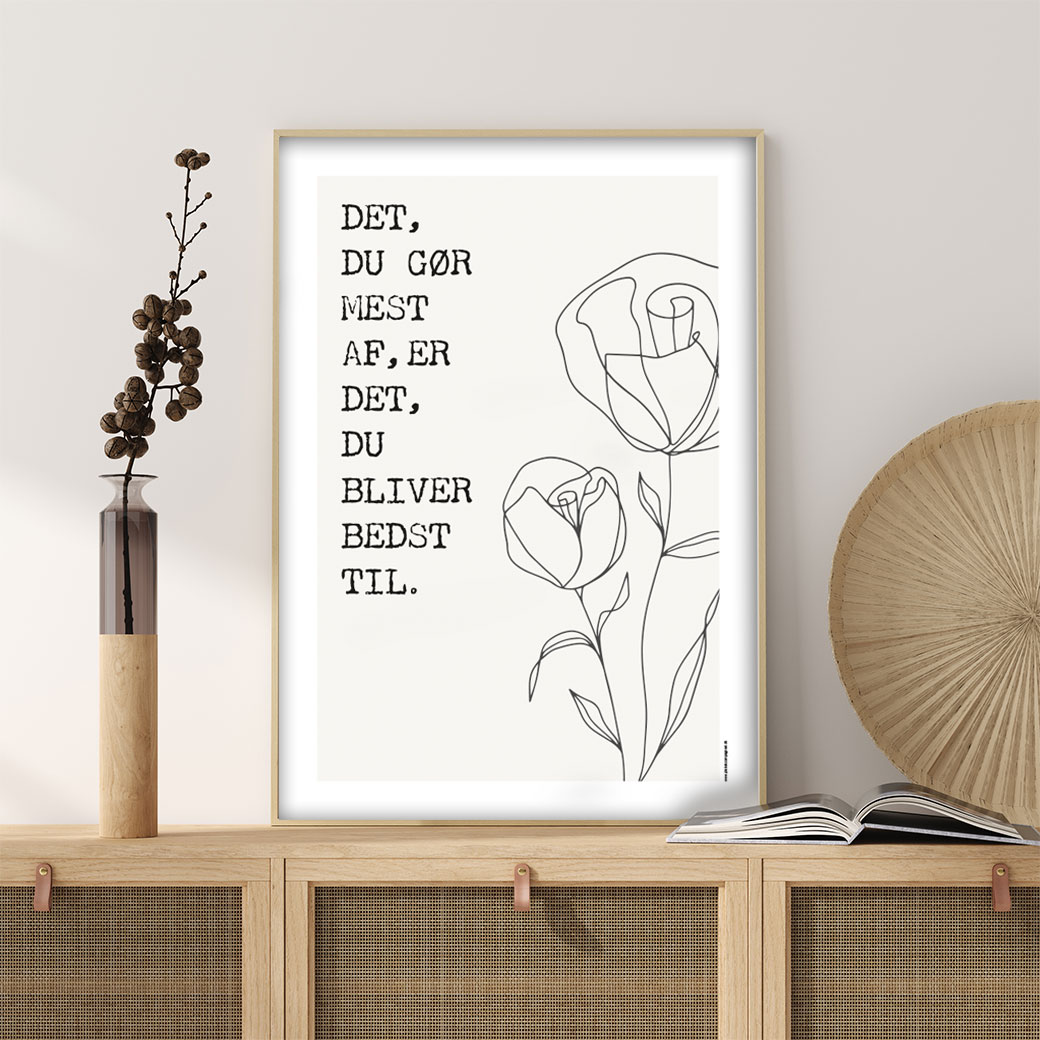 viser citatplakaten med citatet "Det du goer mest af er det du bliver bedst til" på beige baggrund fra www.plakatcompagniet.dk