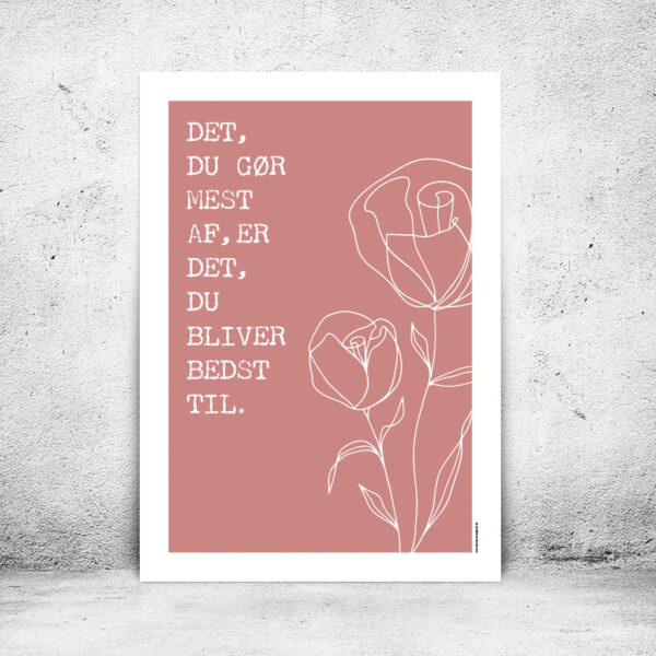 viser citatplakaten med citatet "Det du goer mest af er det du bliver bedst til" på coral baggrund fra www.plakatcompagniet.dk