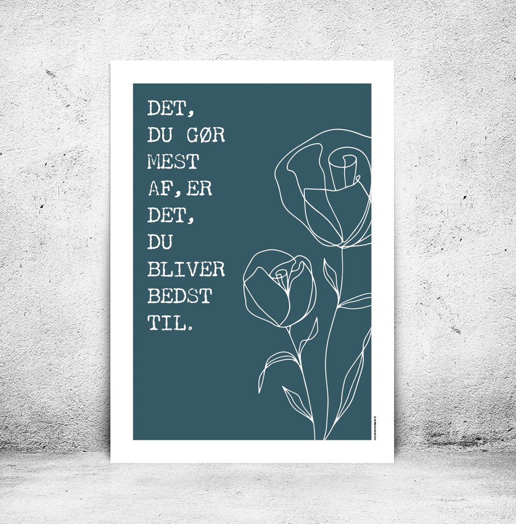 viser citatplakaten med citatet "Det du goer mest af er det du bliver bedst til" på blågrøn baggrund fra www.plakatcompagniet.dk