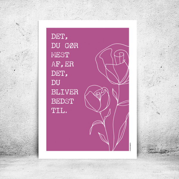 viser citatplakaten med citatet "Det du goer mest af er det du bliver bedst til" på pink baggrund fra www.plakatcompagniet.dk