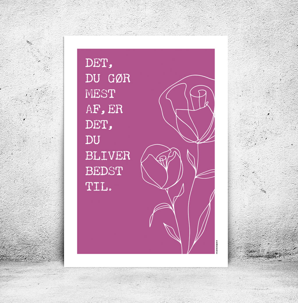 viser citatplakaten med citatet "Det du goer mest af er det du bliver bedst til" på pink baggrund fra www.plakatcompagniet.dk