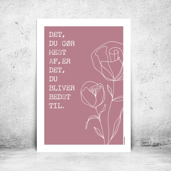 viser citatplakaten med citatet "Det du goer mest af er det du bliver bedst til" på rosa baggrund fra www.plakatcompagniet.dk