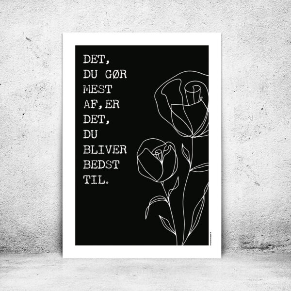 viser citatplakaten med citatet "Det du goer mest af er det du bliver bedst til" på sort baggrund fra www.plakatcompagniet.dk