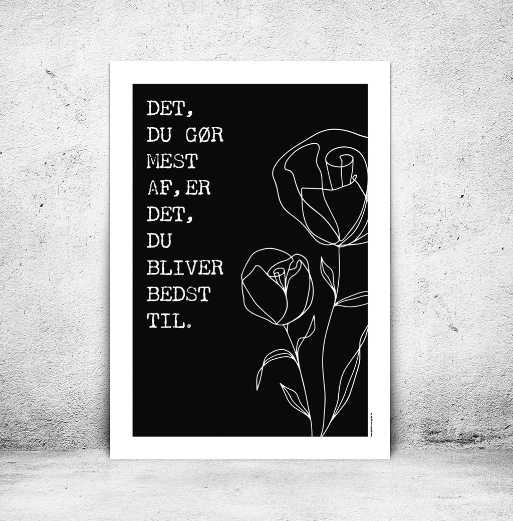 viser citatplakaten med citatet "Det du goer mest af er det du bliver bedst til" på sort baggrund fra www.plakatcompagniet.dk