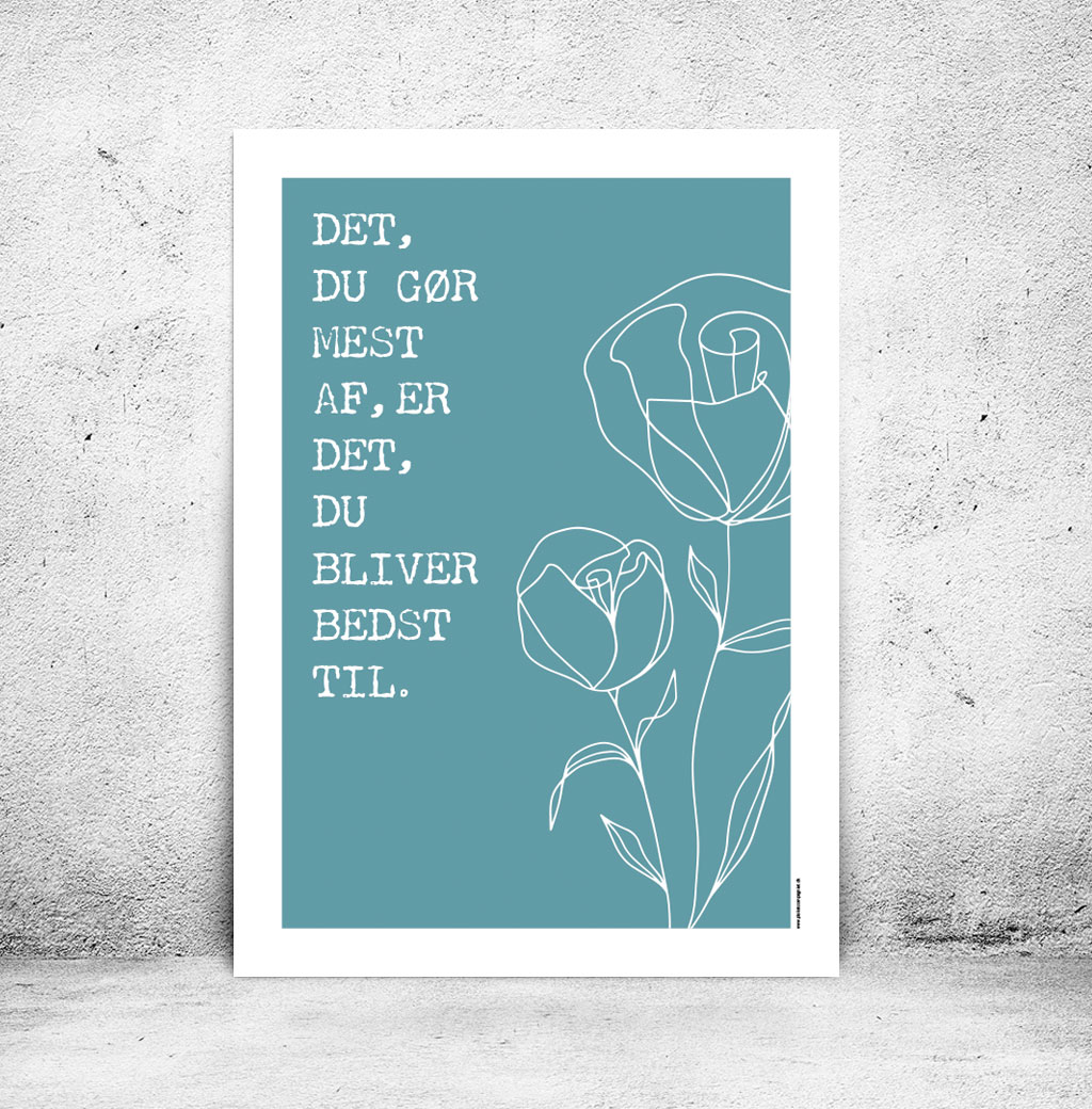viser citatplakaten med citatet "Det du goer mest af er det du bliver bedst til" på turkis baggrund fra www.plakatcompagniet.dk