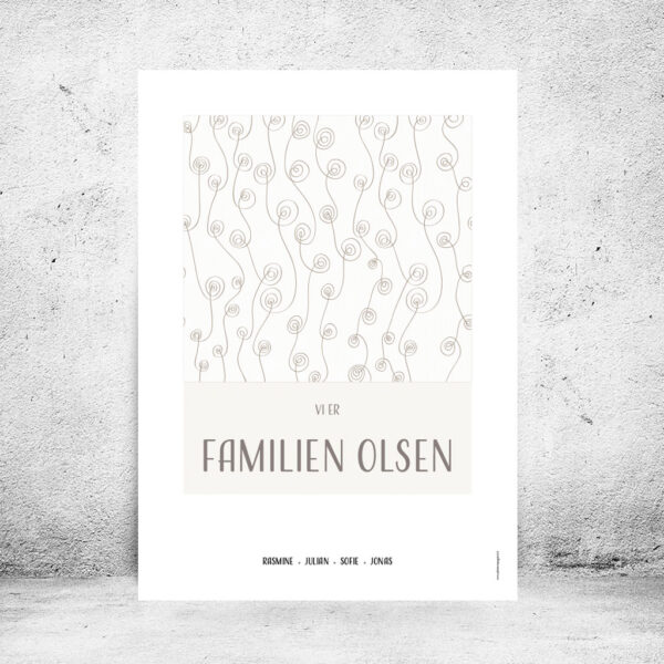 F amilieplakat "Vi er familien..." med abstrakt mønster